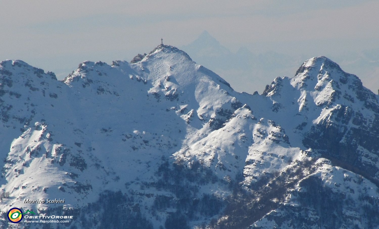 43 Resegone. Punta Cermenati e in secondo piano il Monviso....JPG